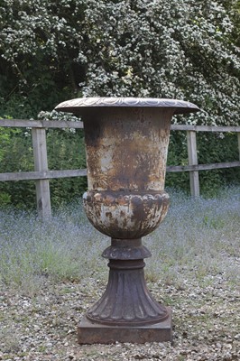 Lot 772 - A large cast iron garden urn