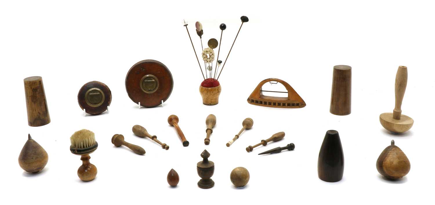 Lot 114 - A collection of treen items