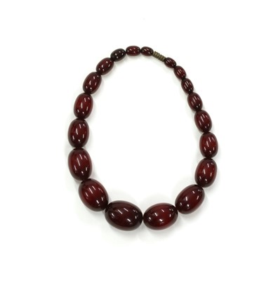 Lot 32 - A single row graduated cherry coloured Bakelite bead necklace