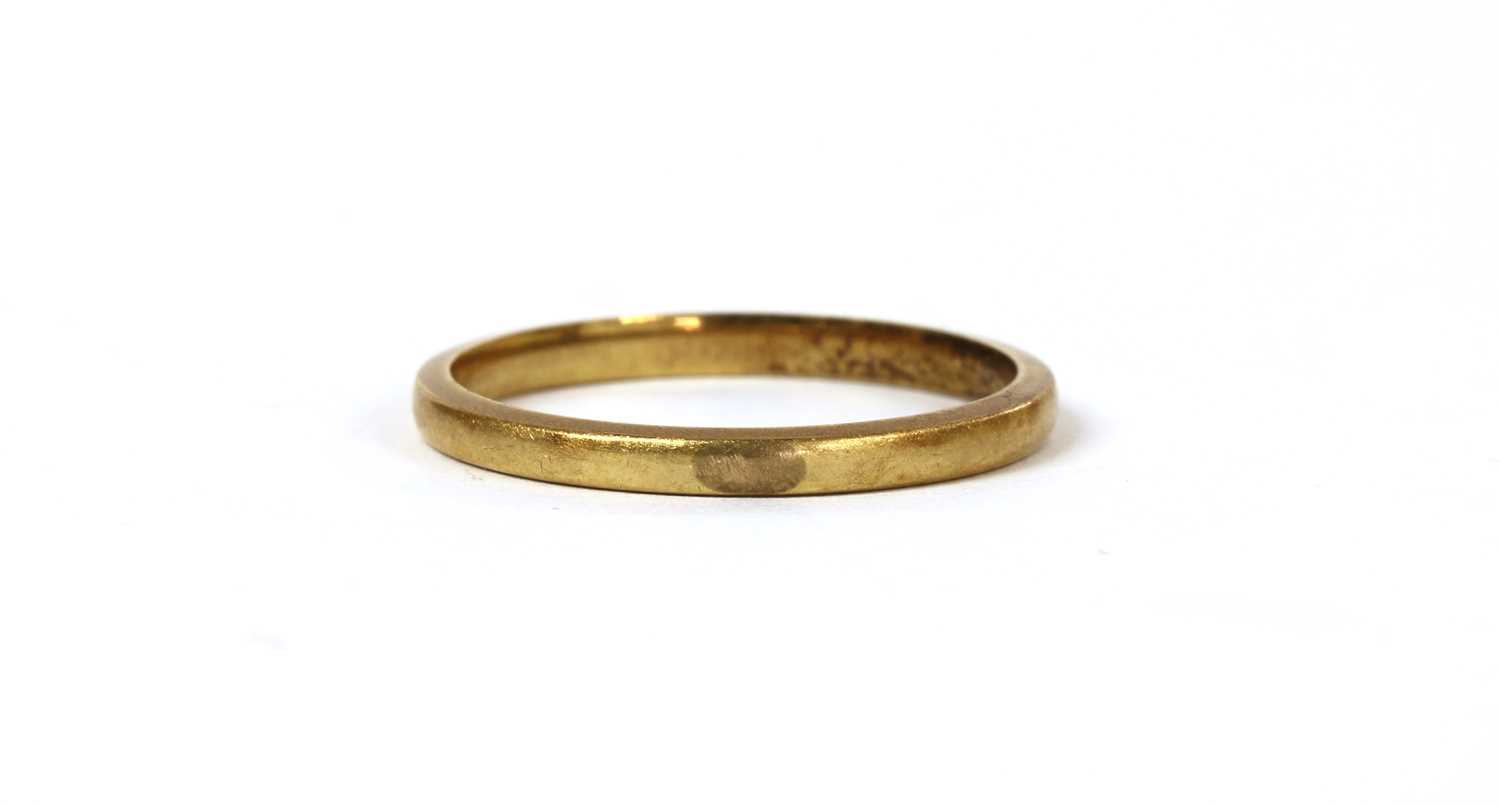 Lot 83 - A gold wedding ring
