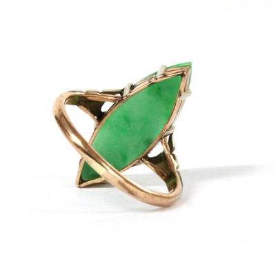 Lot 147 - A gold jade ring