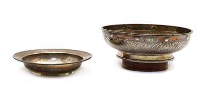 Lot 8 - A footed silver bowl