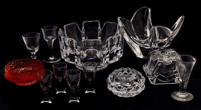 Lot 176 - A collection of glass items