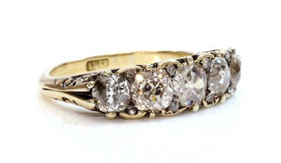 Lot 39 - A five stone diamond carved head ring