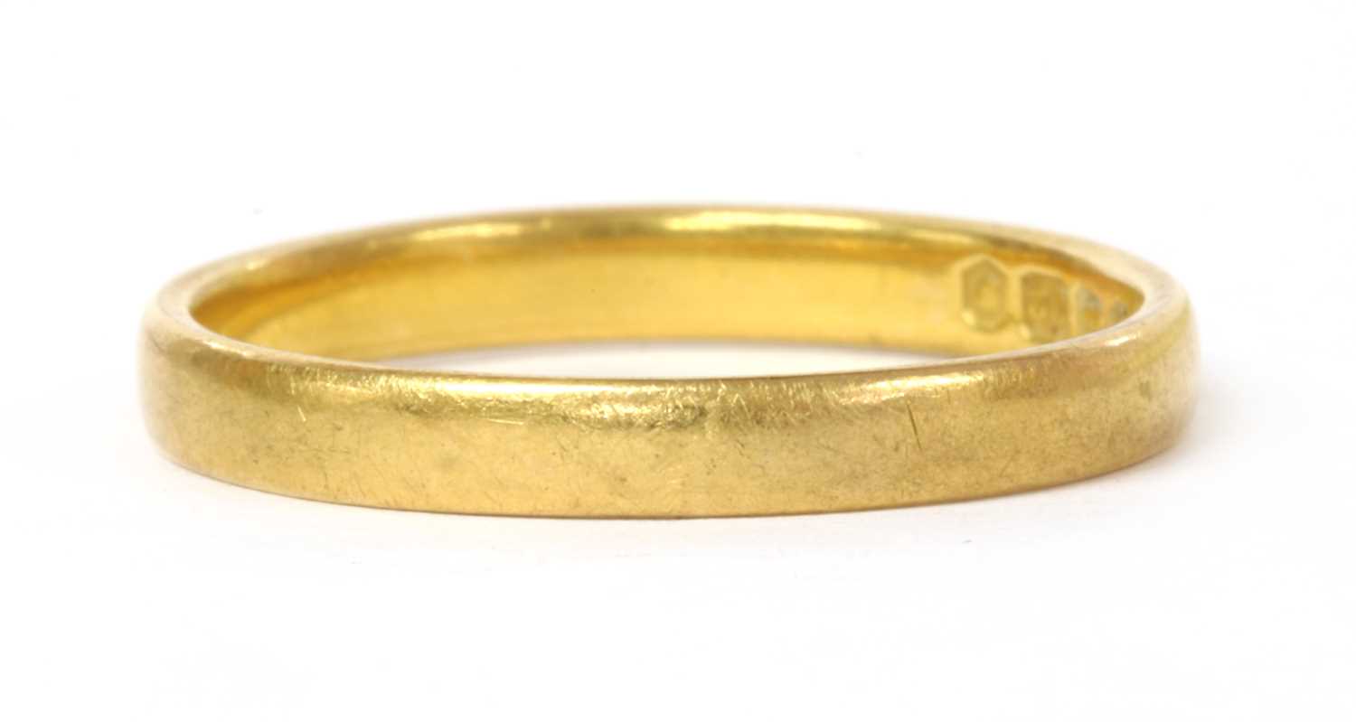 Lot 82 - A 22ct gold flat section wedding ring