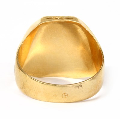 Lot 226 - A gold onyx signet ring