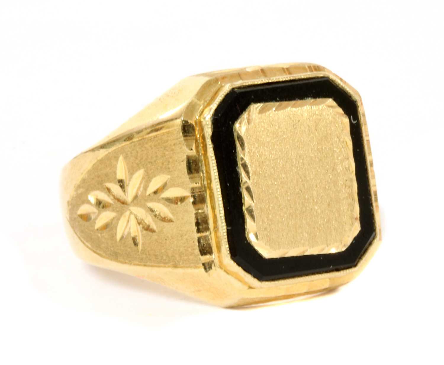 Lot 226 - A gold onyx signet ring