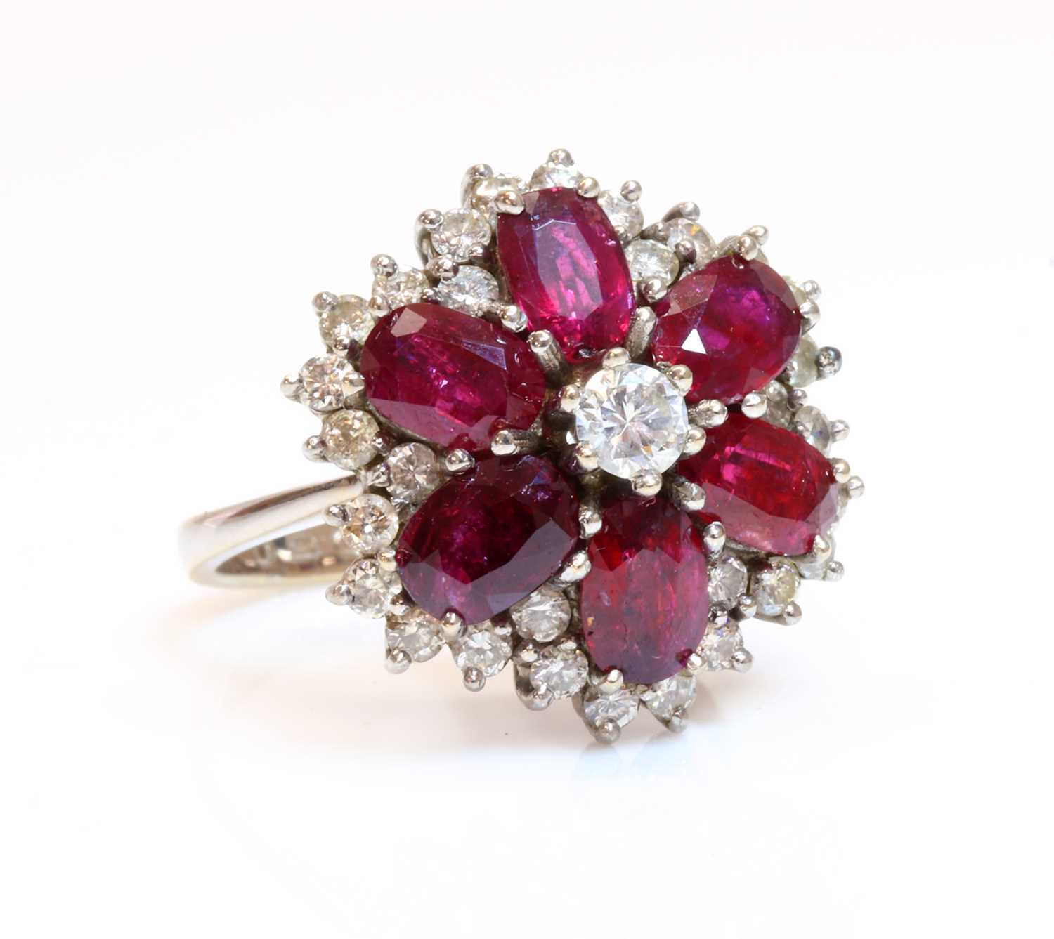 Lot 179 - A diamond and ruby cluster ring