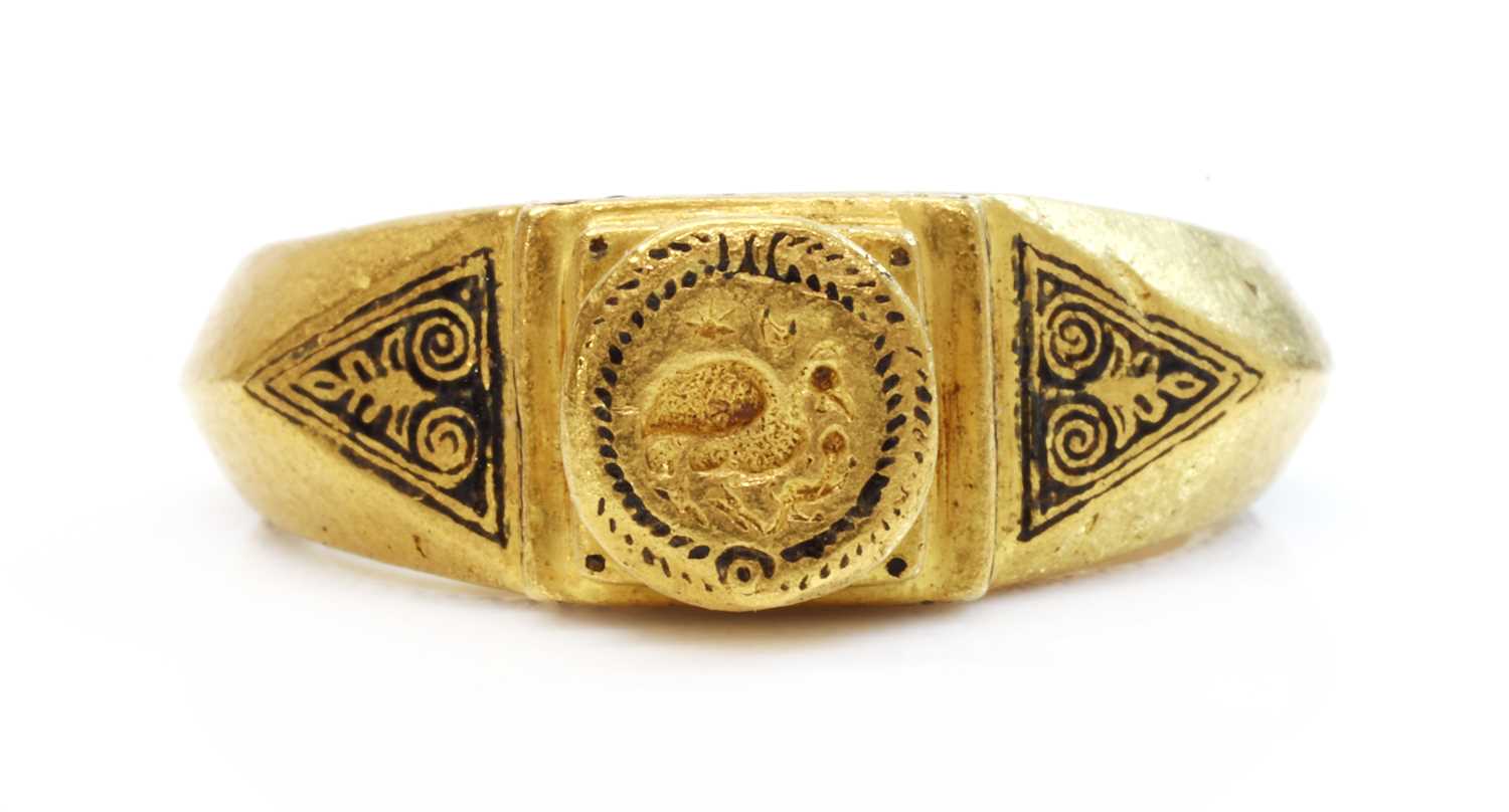 Lot 3 - A Byzantine gold ring