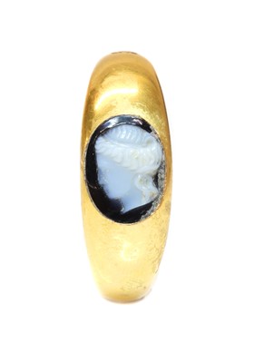 Lot 10 - A Roman hollow gold hardstone cameo ring