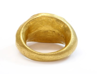 Lot 7 - A Roman hollow gold hardstone intaglio ring