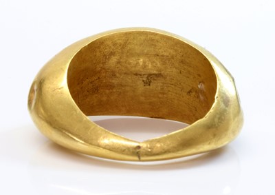 Lot 6 - A Roman hollow gold hardstone intaglio ring