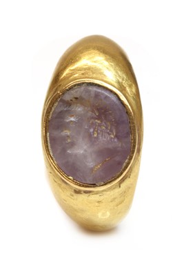 Lot 12 - A Roman hollow gold hardstone intaglio ring