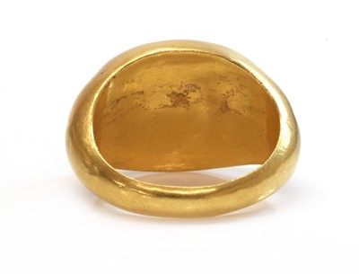 Lot 4 - A Roman hollow gold hardstone intaglio ring