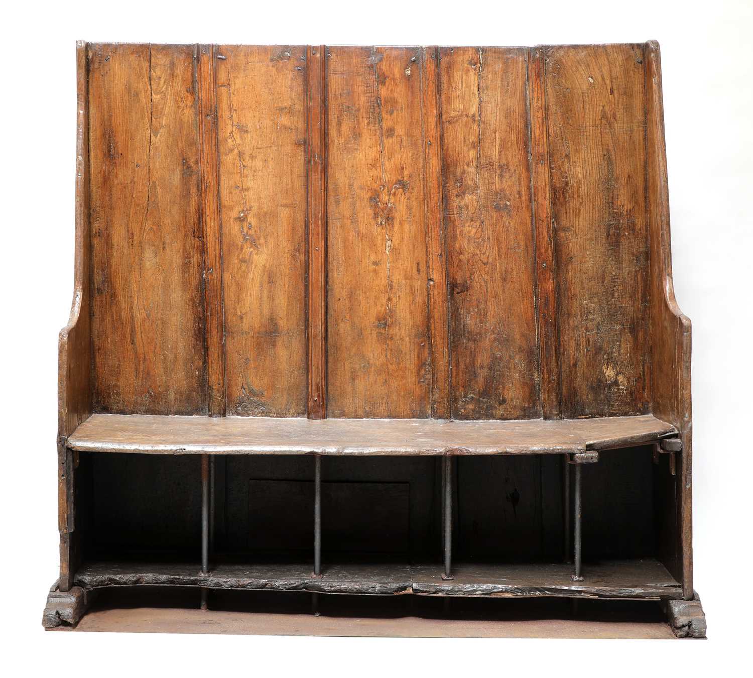 Lot 517 - A rustic elm settle,