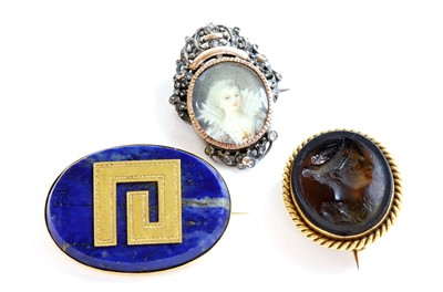 Lot 81 - A late Victorian gold mounted Tassie intaglio brooch, by Benzie of Cowes