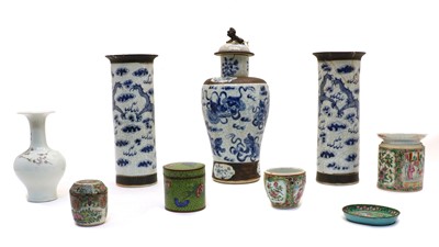 Lot 96 - A Chinese blue and white porcelain garniture