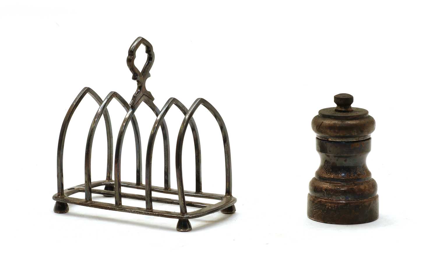 Lot 47 - A silver five division toast rack by Goldsmiths & Silvermiths Company, London 1903
