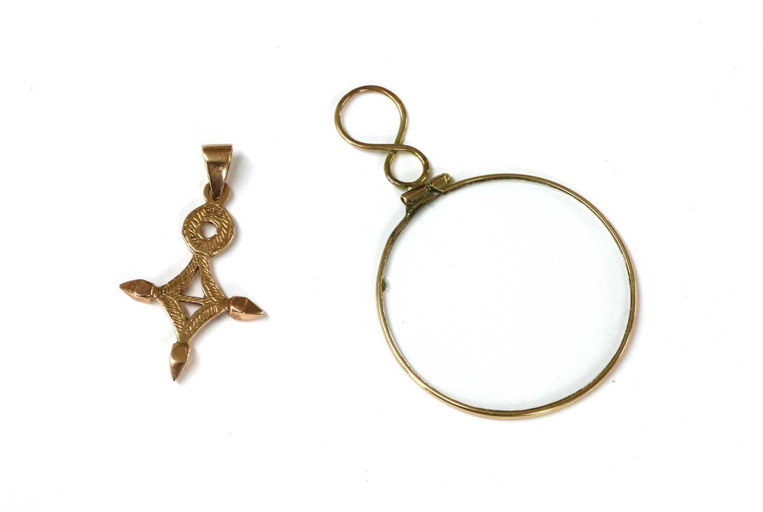 Lot 103 - A gold cross pendant