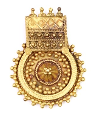 Lot 199 - An Indian high carat gold pendant