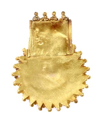 Lot 199 - An Indian high carat gold pendant