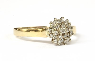 Lot 59 - A gold diamond cluster ring