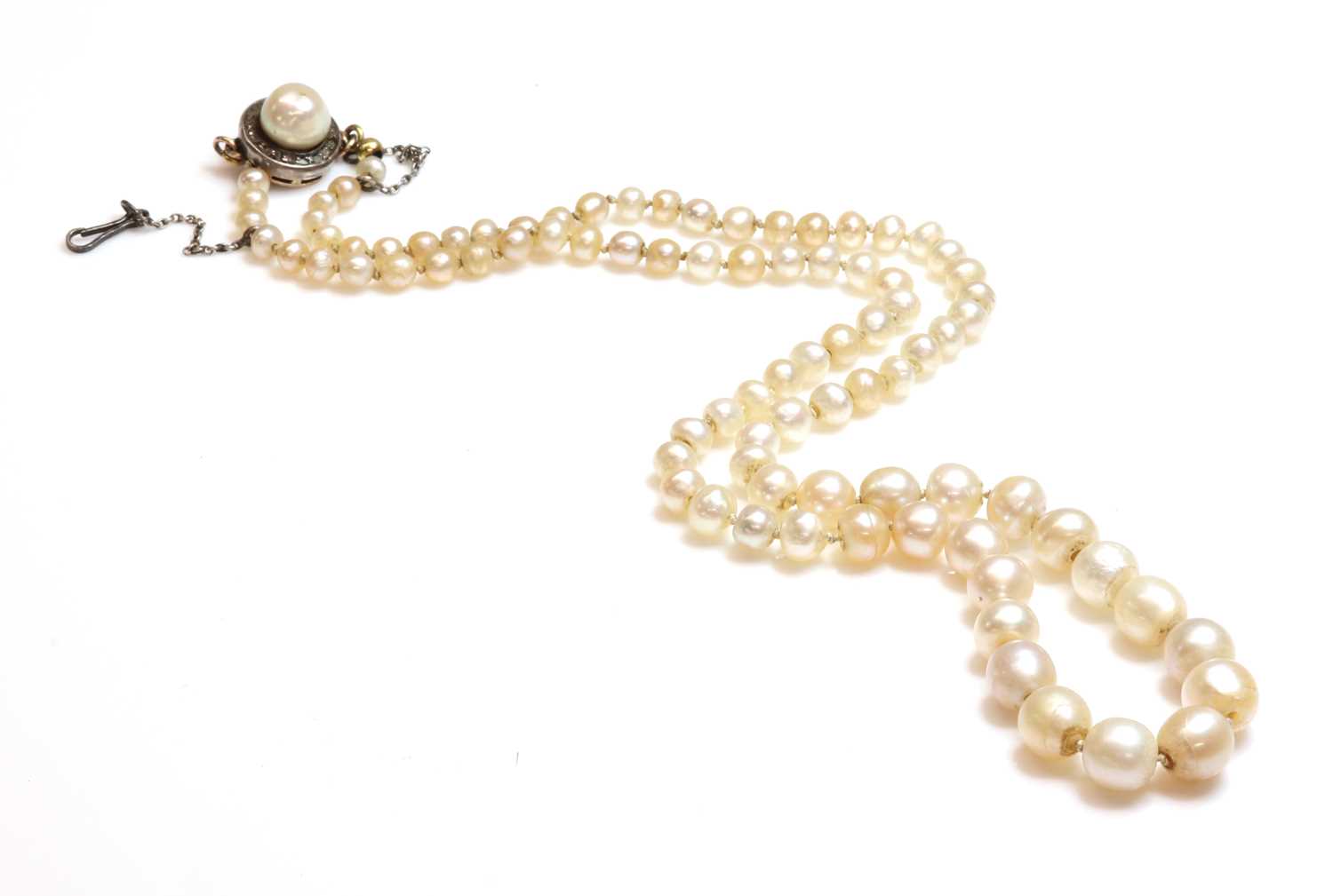 Lot 142 - A single row graduated natural saltwater pearl necklace
