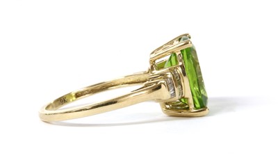 Lot 151 - A gold peridot and diamond ring