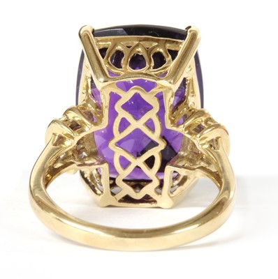 Lot 157 - A gold amethyst and diamond ring