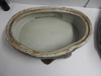 Lot 149 - A large Chinese porcelain tureen and cover