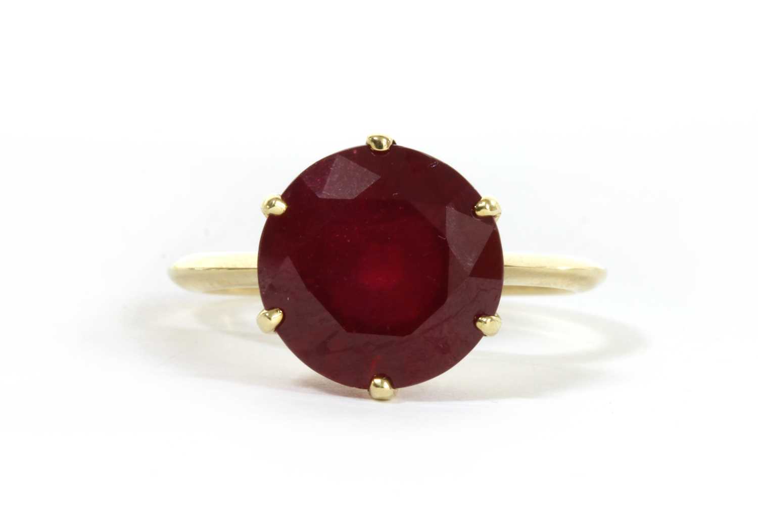 Lot 106 - A gold single stone fracture filled ruby ring
