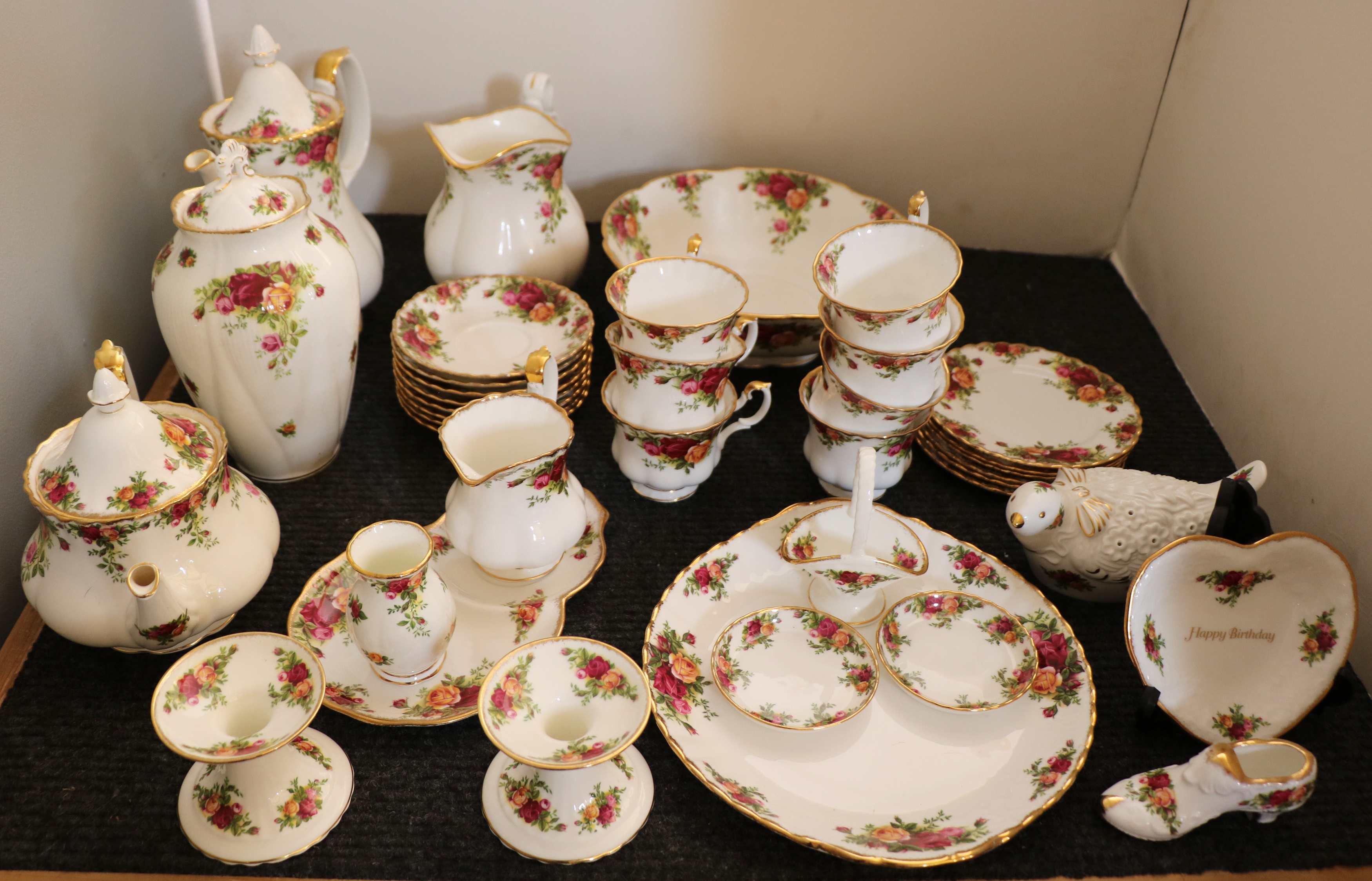 Lot 169 A large collection of Royal Albert Old Lot 169 A large collection of Royal Albert Old