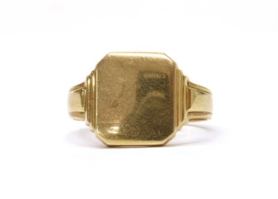 Lot 1487 - A Dutch gold signet ring