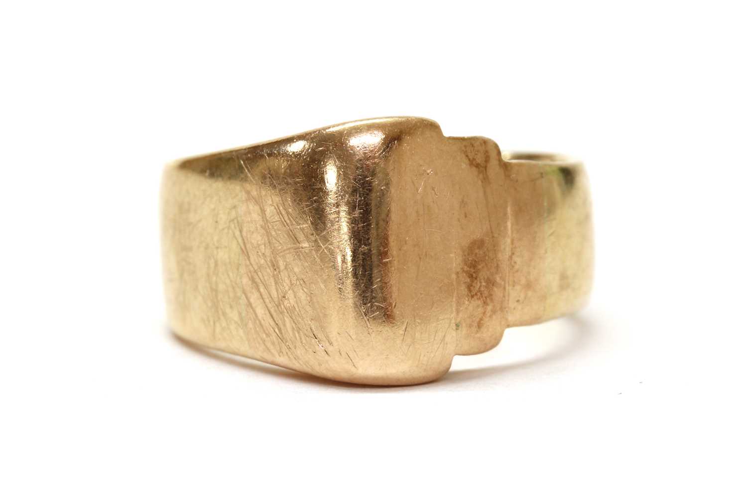 Lot 1081 - A gold ring
