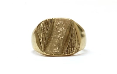 Lot 1489 - A 9ct gold engraved signet ring