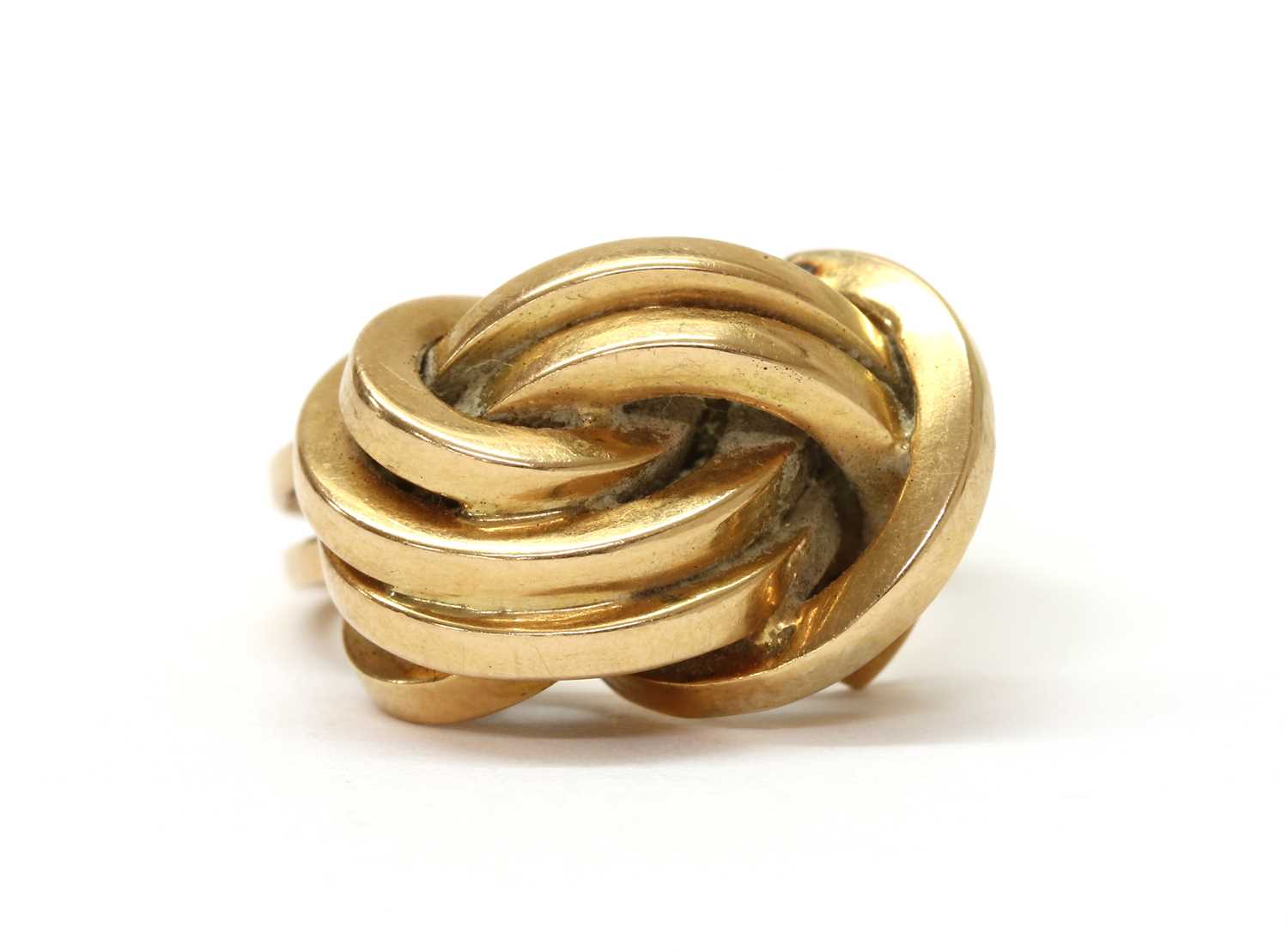 Lot 1080 - A gold knot design ring