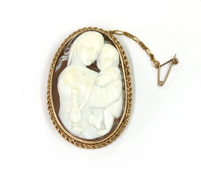 Lot 1010 - A gold mounted shell cameo brooch