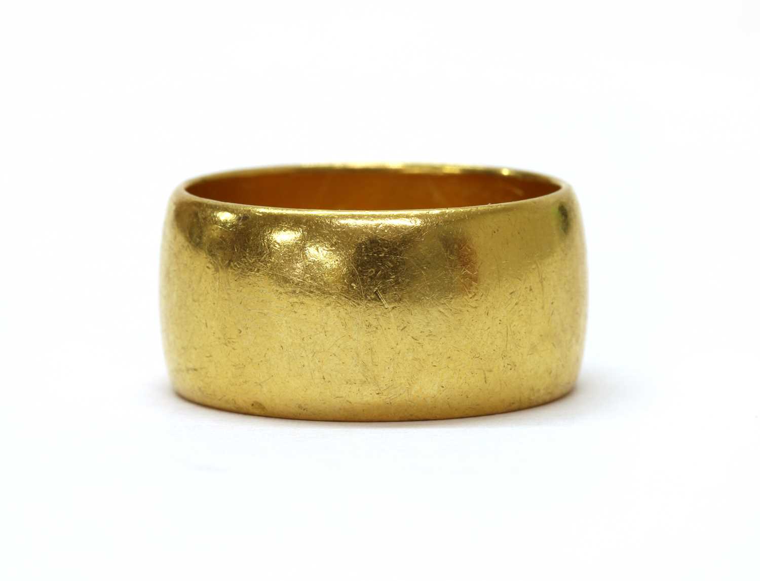 Lot 1070 - A 22ct gold wedding ring