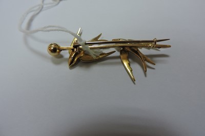 Lot 100 - A gold and split pearl swallow brooch, c.1900