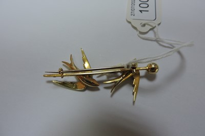 Lot 100 - A gold and split pearl swallow brooch, c.1900