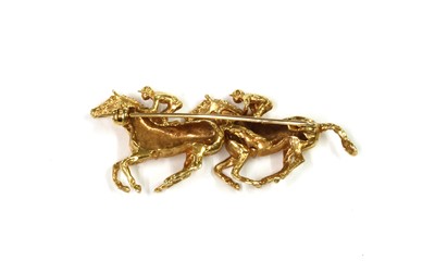 Lot 1121 - A 9ct gold racehorse brooch, by Harriet Glen