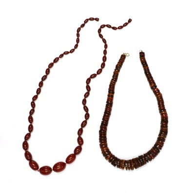 Lot 1458 - A single row graduated Bakelite bead necklace