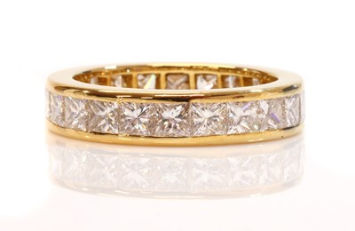 Lot 314 - A diamond set full eternity ring