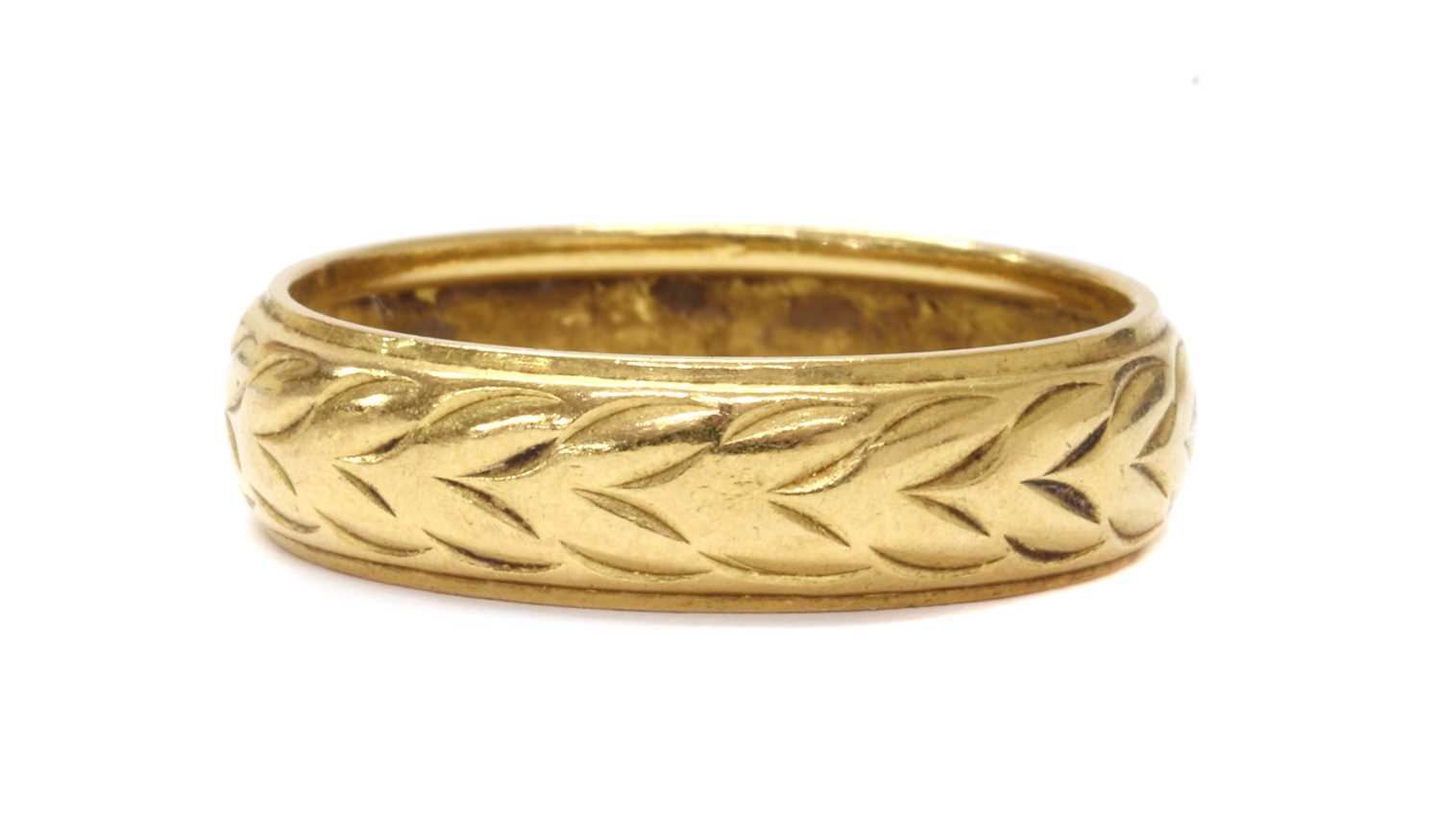 Lot 1074 - A 22ct gold engraved wedding ring