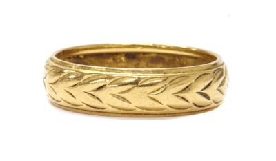 Lot 1074 - A 22ct gold engraved wedding ring