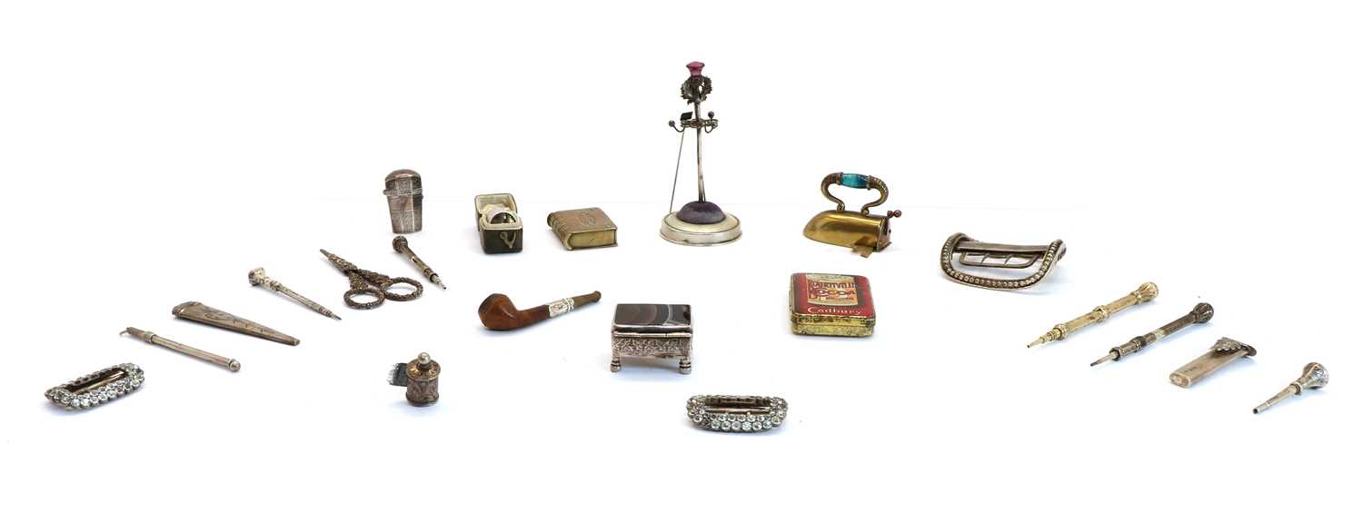 Lot 26 - A collection of sewing and related items
