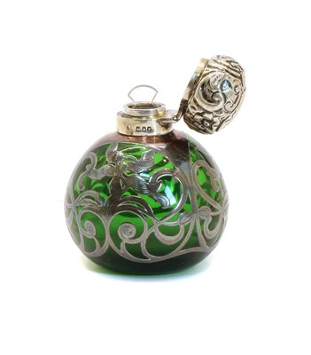 Lot 21 - An Edwardian glass and silver mounted scent bottle