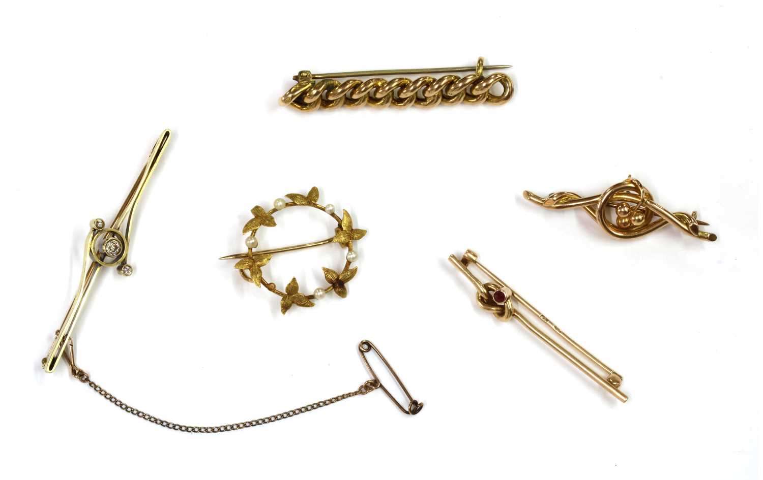 Lot 13 - A quantity of Victorian and later brooches