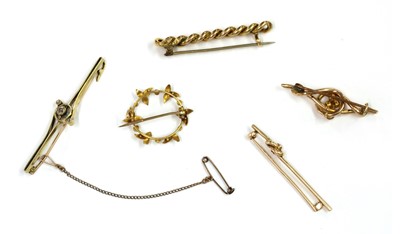 Lot 13 - A quantity of Victorian and later brooches