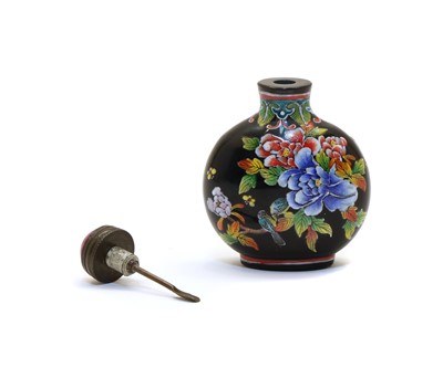 Lot 84 - A Chinese enamelled glass snuff bottle